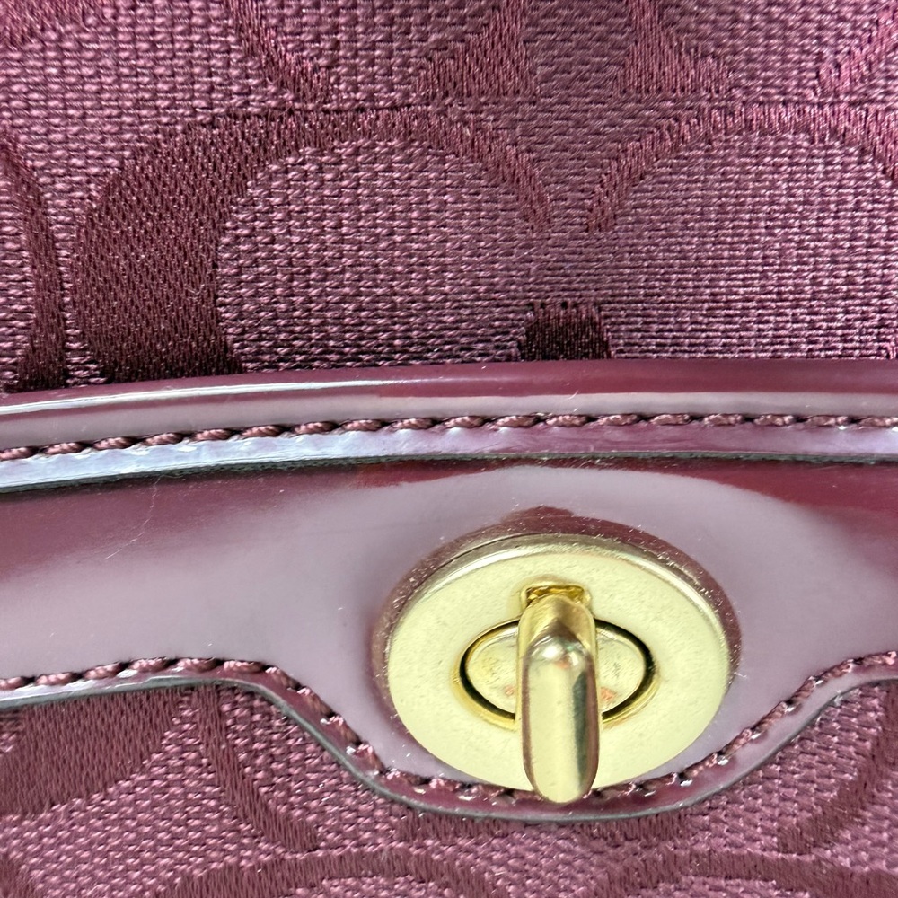 🆕 Coach burgundy fabric  signature C Bag with strap - Picture 8 of 8